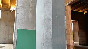 Der Rat hat entschieden, wenn auch nach einiger Diskussion: Die Wände des Kindergartens Sonnenfalter werden dunkelgrün (unten links), ...