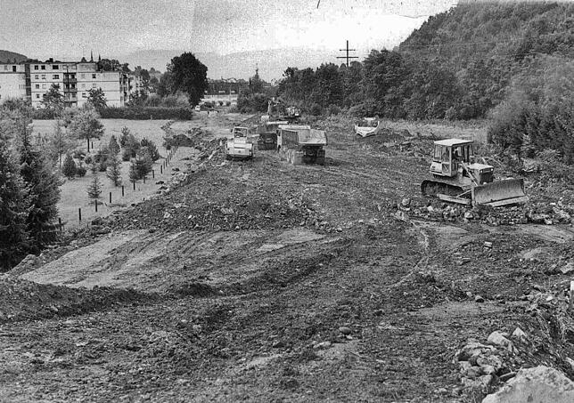 1980: Für die neue Fahrbahn musste reichlich Kies aufgebracht werden. Das Zeichenlager des Straßenbauamts war damals auf dem Gelände der ...