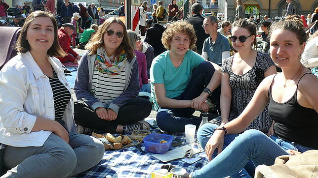 Sie frühstücken bei der Besetzung des Stephansplatzes erst einmal vegan: Jessica Nafz, Eva Gotzhein, Felix Petersen und Nora Christlein.