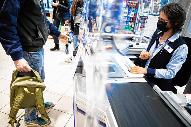 An einer Discounterkasse (Beispielbild) bei Lidl in Singen ist es zu einer Auseinandersetzung gekommen, bei der eine Frau verletzt wurde.