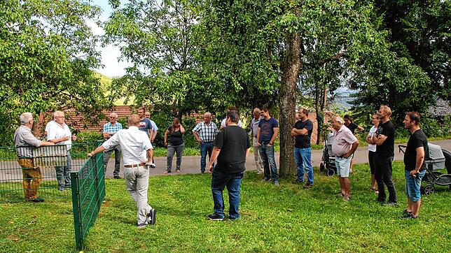 Bei der Sommertour in Gaiß-Waldkirch: im Vordergrund Oberbürgermeister Philipp Frank (links) und Ortsvorsteher Torsten Basler (rechts).