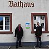 Initiator für die Beschilderung der historischen Gebäude Josef Kaiser (links) und Ortsvorsteher Norbert Schwarz vor dem ehemaligen ...