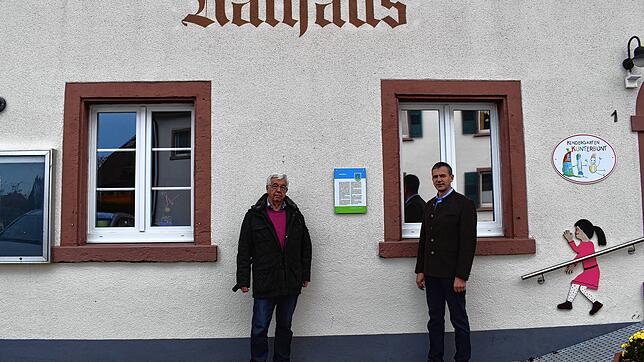 Initiator für die Beschilderung der historischen Gebäude Josef Kaiser (links) und Ortsvorsteher Norbert Schwarz vor dem ehemaligen ...