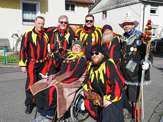 Helmut Hail (v.l.) wurde für 40-jährige Mitgliedschaft im Narrenverein geehrt.