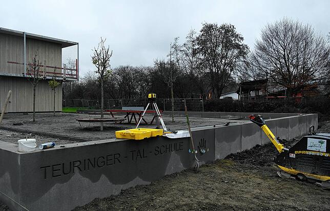 Noch wird rund um den Neubau der Teuringer-Tal-Schule in Oberteuringen kräftig gewerkelt. Aber die Außenanlagen nehmen Gestalt an.