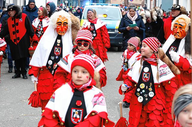 Bild 2: Kinderumzug beim Jubiläumstreffen der Hexen in Donaueschingen vor großem Volk
