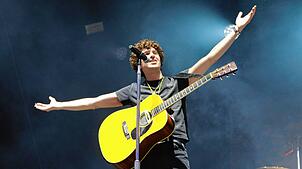 The-Kooks-Frontsänger Luke Pritchard genießt seinen Auftritt am Bodensee sichtlich.