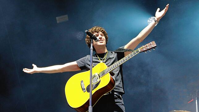 The-Kooks-Frontsänger Luke Pritchard genießt seinen Auftritt am Bodensee sichtlich.