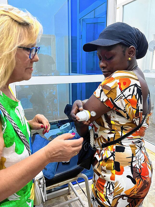 Gudrun Schindler setzt für Blutzuckerverläufe bei Adama Lowe einen Sensor. Foto: Verein