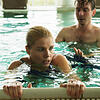 Ella (Annette Frier) sammelt Informationen für ihren ersten Fall und nimmt daher Schwimmstunden bei David (Max Radestock). Dabei hat sie ...