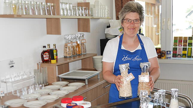 Mit Herzblut: Corinna Apel beim Anrichten des Frühstücks für die Hotelgäste des St. Fridolin. Wie in jedem anderen Hotel erwartet die ...