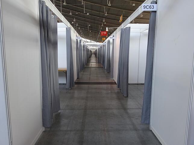 Rund 300 Corona Notbetten werden in der Messehalle 9 der Messe Stuttgart eingerichtet. Sie sollen genutzt werden können, wenn die ...