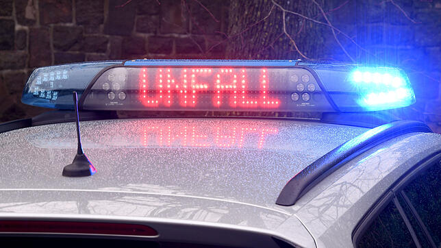 Nach einem Unfall bei Frickingen sucht die Polizei die Fahrerin eines silbernen Autos. Es wurde bei dem Unfall beschädigt, doch weil der ...