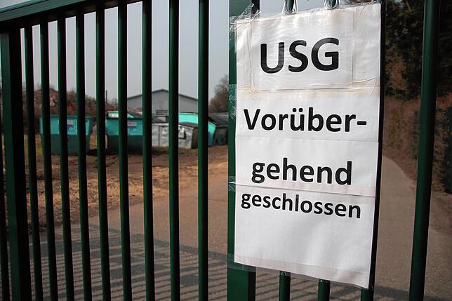 Ein Plakat weist auf die Schließung hin.