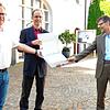 Christian Schmid und Frieder Staerke (von links) vom Aktionsbündnis Stop Südumfahrung überreichen einen Ordner mit rund 1200 ...