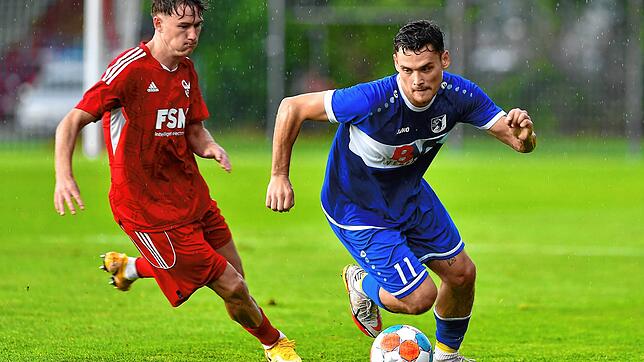 Offensivdrang: Der Erzinger Valentin Loparco (rechts) marschiert mit dem Ball Richtung Tor. Am Ende setzte es eine 1:5-Niederlage beim ...