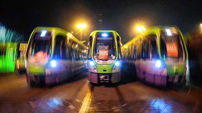 Stadtbahnen der hannoverschen Verkehrsbetriebe Üstra stehen am frühen Morgen auf dem Betriebshof Glocksee. Die Gewerkschaft Verdi will ...