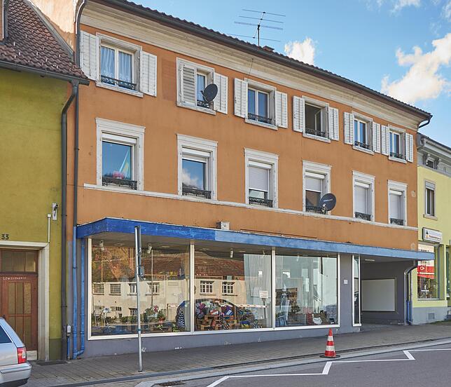 Hauptstraße 35: Heute heißt das Geschäft gegenüber der Volksbank X.sportfashion, Sandra Schmidt verkauft hier Sportbekleidung und ...