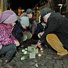 Völlig unvoreingenommen sind Kinder beim Thema Stolpersteine. Nach der Gedenkveranstaltung löchern sie Friedrich Engelke, Vorsitzender ...