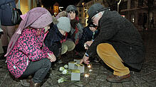 Völlig unvoreingenommen sind Kinder beim Thema Stolpersteine. Nach der Gedenkveranstaltung löchern sie Friedrich Engelke, Vorsitzender ...