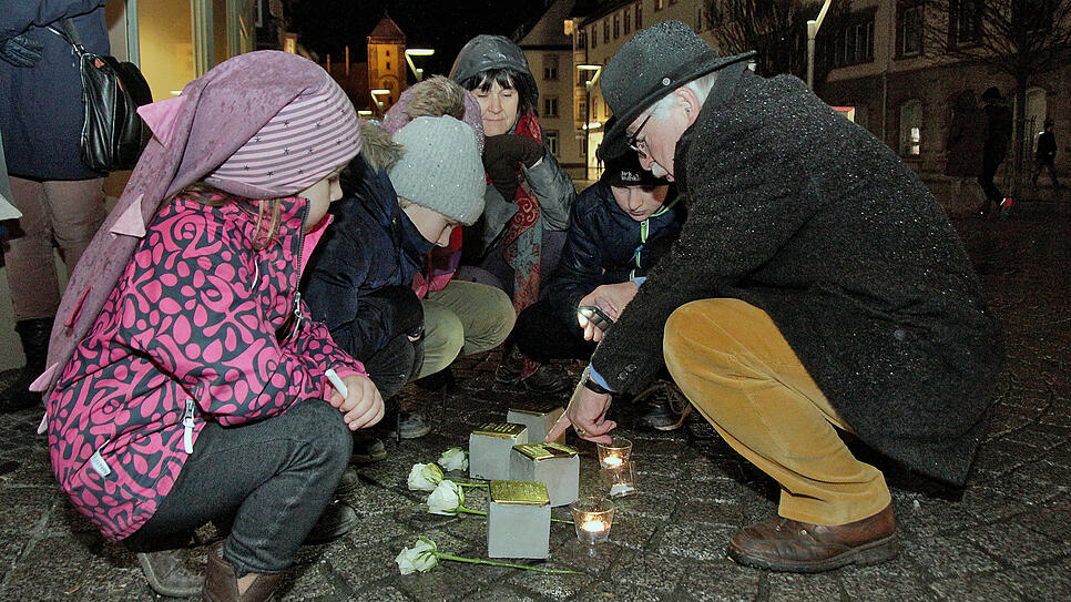 Völlig unvoreingenommen sind Kinder beim Thema Stolpersteine. Nach der Gedenkveranstaltung löchern sie Friedrich Engelke, Vorsitzender ...