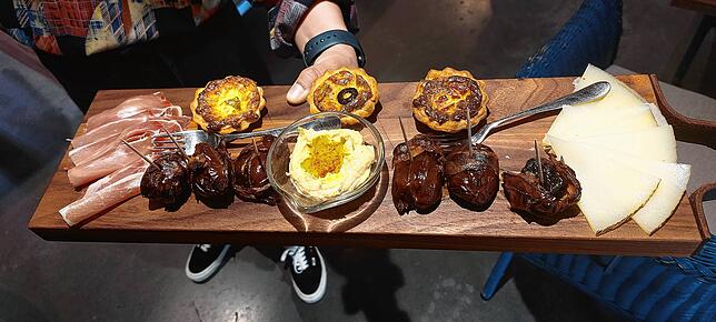 Eine gemischte Tapas-Platte für drei Personen in Evelyn‘s Café in Dingelsdorf. Ein perfekter Start in ein kulinarisches Vergnügen.