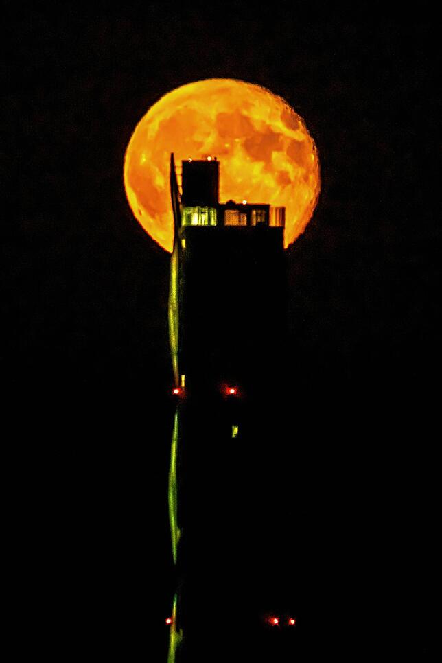 Die Aussichtsplattform ist vor der Scheibe des Vollmondes deutlich zu sehen. Sie liegt auf 232 Metern Höhe.