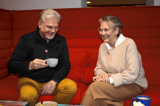 Auch Frank Nissen und Martine Spöhrer vom Leitungskreis des Georgenhofs genießen gern mal die Spezialitäten des Cafés am Teich und ...