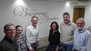 Der neugewählte Vorstand des Vereins Miteinander im Mesnerhaus (von links): Berthold Uhl, Henriette Kurz, Wahlleiter Bürgermeister ...
