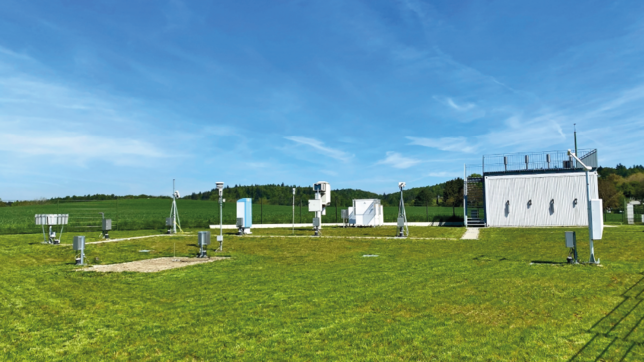 An der Konstanzer Wetterstation stehen allerlei Geräte. Darunter auch ein Thermometer.
