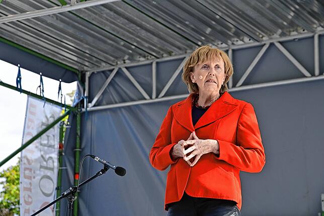 In ihrer Paraderolle als Kanzlerin Angela Merkel überbrachte Marianne Schätzle Grüße. Und warb für den lokalen Einzelhandel.