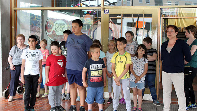 Bei den „Olympischen Spielen an der Weiherdammschule sorgt der Schulchor für Unterhaltung. Danach ging es zur Siegerehrung.