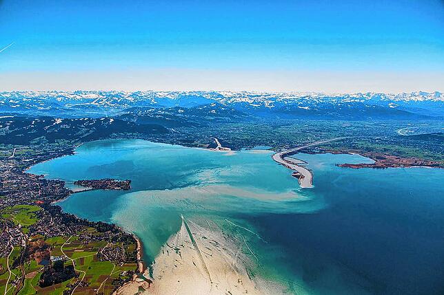 Die Bregenzer Bucht mit der Mündung des Alpenrheins (rechts oben). Den Flachwasserzonen kommt durch den Klimawandel eine wachsende ...