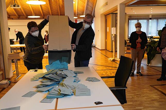Auf die Wahlhelfer wartet nun Arbeit: Auszählung der Briefwahlergebnisse im Rathaus Brigachtal.