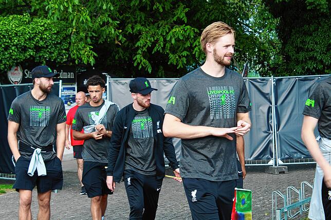 Bild 2: Der FC Liverpool entspannt im Strandbad Bodman