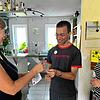 Antje Böhme (links) überreicht Peter und Annette Säuberlich aus Böblingen eine Gästekarte bei ihrer Ankunft. Sie kommen einmal im Jahr ...
