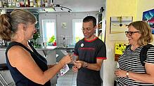 Antje Böhme (links) überreicht Peter und Annette Säuberlich aus Böblingen eine Gästekarte bei ihrer Ankunft. Sie kommen einmal im Jahr ...