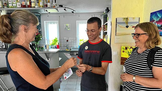 Antje Böhme (links) überreicht Peter und Annette Säuberlich aus Böblingen eine Gästekarte bei ihrer Ankunft. Sie kommen einmal im Jahr ...