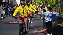 Die Akteure der Tour Ginkgo genießen bei ihrer Ankunft in Niedereschach sichtlich das Bad in der Menge. Bild: Gerd Jerger