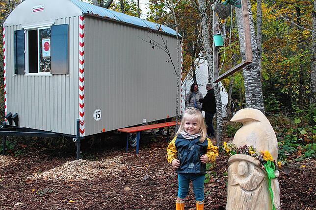 Merle ist noch zu klein. Aber sie freut sich schon darauf, eines Tages hier in den Kindergarten zu gehen. Der Bauwagen im Hintergrund ...