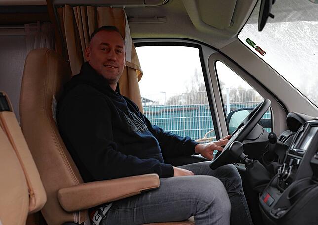 Markus Fox sitzt in seinem neuen Wohnmobil. Er hat sich in einem harten Bieterkampf durchgesetzt und freut sich darauf, bald mit dem ...