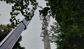 Ein Kran in der Nähe des Mobilfunkmastes in Liggeringen deutet darauf hin, warum das Telekomnetz seit Tagen gestört ist.