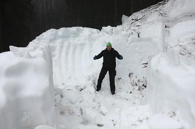 Alles klar im Schneedepot an der Schanze sagt Schanzenchef Udo Maier. Bild: Eberl