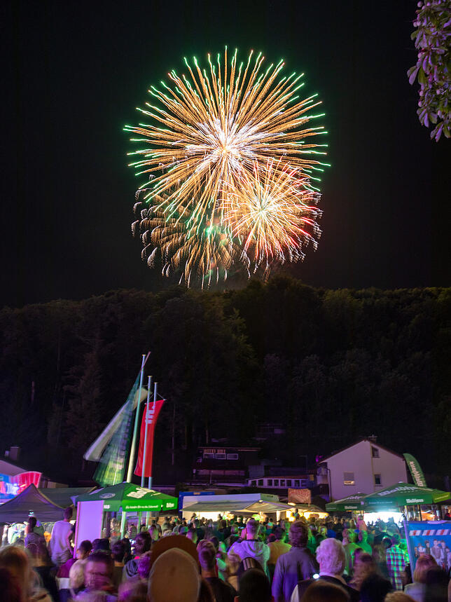 Das diesjährige Chilbi-Feuerwerk wurde vom Sippo-Sportplatz aus gezündet. Teilweise verdeckten hochstehende Bäume die bunten Explosionen.