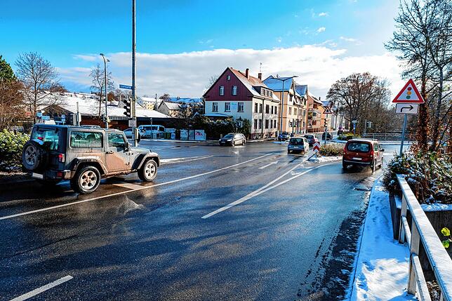 Auch an der Stadteinfahrt auf der Vockenhauser Straße hatten Autofahrer Samstagmittag mit Eisflächen zu kämpfen. Am Montag ist auch ...