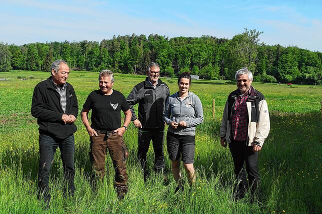 Landschaftspflege und das Wohl der Schottischen Hochlandrinder im Blick (von links): Franz Beer vom BUND Markdorf, die Landwirte Herbert ...