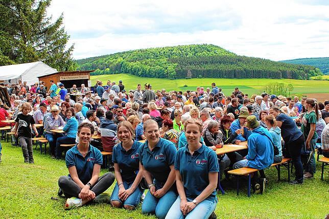Sie kümmern zusammen mit vielen weiteren Helfern um das wohl der Gäste beim Himmelsbergfest in Öfingen (vorne von links): Elisabeth ...