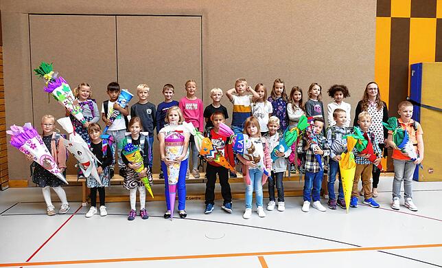 Schulzentrum Stetten am kalten Markt &ndash; Gemeinschaftsschule: Klassenlehrerin Salome Maute mit den neuen Erstklässlerinnen und ...