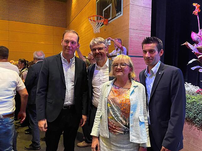 CDU-Gratulanten in der Halle; Die Abgeordneten Felix Schreiner, Sabine Hartmann Müller und Philipp Studinger (von links) mit ...