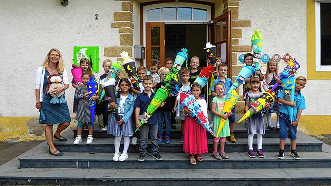 Acht Mädchen und zwölf Jungen wurden in die erste Klasse der Grundschule Berau eingeschult, Klassenlehrerin ist Annegret Freudig.